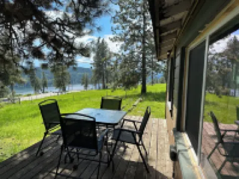Lake View Cabin at Blue Creek – Romantic Pet-Friendly Getaway in Coeur D’Alene