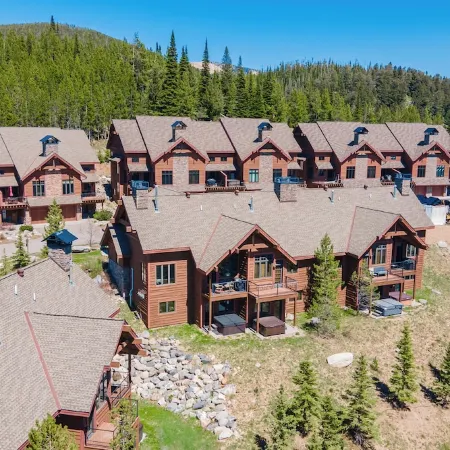 2 minutes from Ski Lifts! 3-bedrooms with Private Hot Tub! Walk to Ski Shuttle!