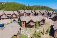 2 minutes from Ski Lifts! 3-bedrooms with Private Hot Tub! Walk to Ski Shuttle!