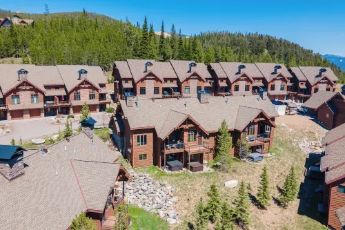 2 minutes from Ski Lifts! 3-bedrooms with Private Hot Tub! Walk to Ski Shuttle!