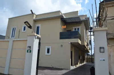 A cozy home apartment that serves as home away from home. โรงแรมใน