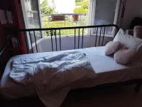 Havre de Paix 2 Lits Doubles, une Toilette, Cuisine, Salle de Bain Indépendants Hotels in L'Haa-Les-Roses