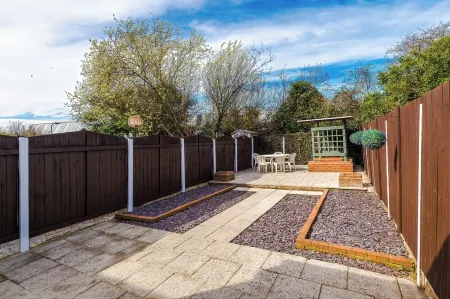 Newly renovated 3 bed house, Perfect for contractors, or family stays Отели в г. Биркенхед