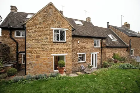 Cosy 18th Century Cottage in The Cotswolds. Great for groups and families.