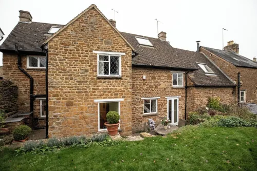 Cosy 18th Century Cottage in The Cotswolds. Great for groups and families.
