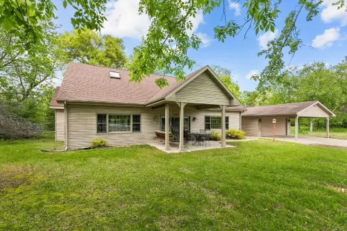Relaxing property on a quiet road! Leave the hustle and bustle behind!
