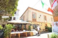 Cozy buen ritiro in the center of Carloforte inspired by the colors of the sea Hotel a Carloforte