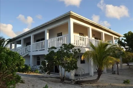 #1 Reviewed Pristine Private Beachfront Villa, Full Laundry & Kitchen, WiFi, A/C