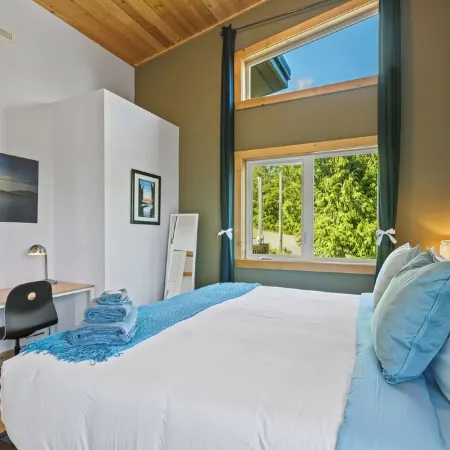 Panoramic Rainforest & Ocean Views, Fire Pit & EV Plug in Ucluelet