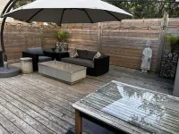 Elegant 2-Bedroom Bungalow with Outdoor Oasis and Modern Conveniences Hotel a York