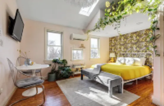 Colorful private guesthouse in charming Richmond with Parking