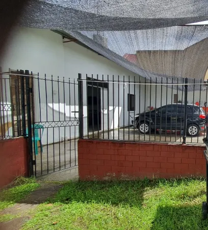 Vacation house in pleasant Lipa with AC, WiFi, Swimming Pool, and Game room. Отели в г. Липа