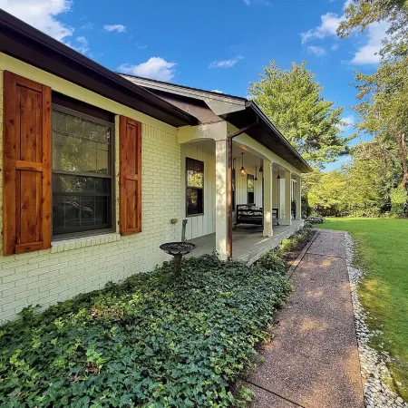 3-BR 8 Guests Modern Ranch on 1/2 acre