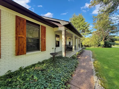 3-BR 8 Guests Modern Ranch on 1/2 acre