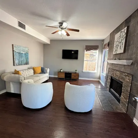 Spacious 4-bedroom house in charming Round Rock with WiFi, AC