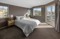 Spacious Redwood Retreat with Lake Views OPEN NOW Hôtels à : Lynmore