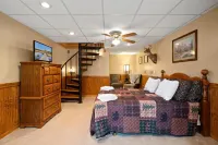 HOT TUB! Tiny Home Fire Pit! Pet Friendly on 5 Acres of Seclusion!