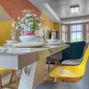 Contractor friendly 7 bed, sleeps 10 with 3 bathrooms NEC, JLR, HS2, NHS, offers Dining/Meeting Rooms