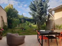 Stone house near Bordeaux. Cycling and hiking trails nearby. فنادق في Camblanes-et-Meynac