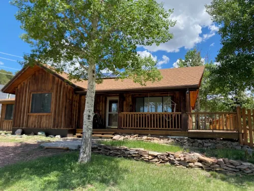 Cozy Family-Friendly Log Cabin Retreat in the Mountains