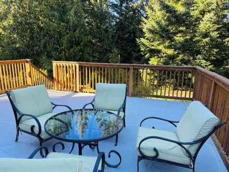 Pet Friendly Family Home in Shawnigan Lake Отели в г. Шониган Лейк
