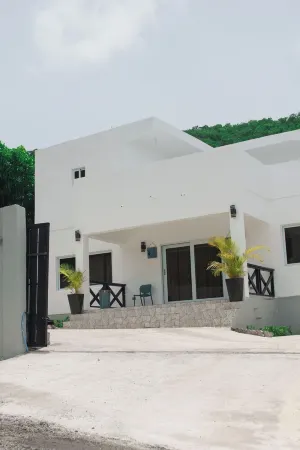 Spacious 4-bedroom  villa with AC and a Panoramic view on The ocean. Отели в г. Swetes