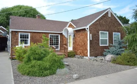 Family-Friendly 3-Bedroom House, Close to Downtown and EOU!