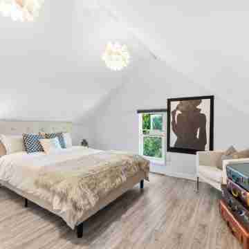 Heritage Home in Heart of City + 2 Parking Spots Rooms