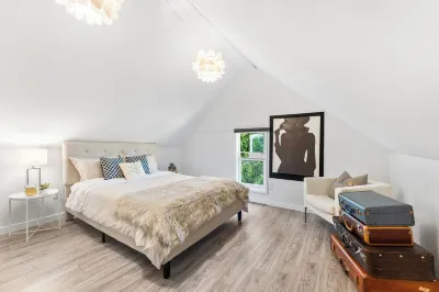 Heritage Home in Heart of City + 2 Parking Spots Hotels in Mount Pleasant