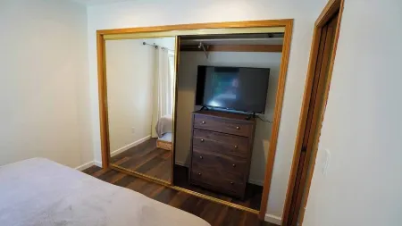 Charming 2-bedroom apartment with AC in Rainier