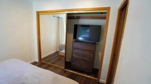 Charming 2-bedroom apartment with AC in Rainier