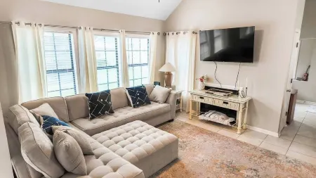 3-bedroom Beach & Golf Getaway: Family Home, Pool Отели в г. Калабаш