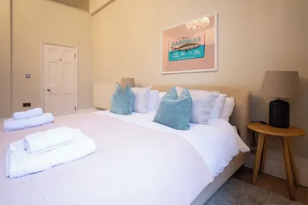 The Ballroom. Recently renovated huge 2 Bed, city centre. Отели в г. Личфилд