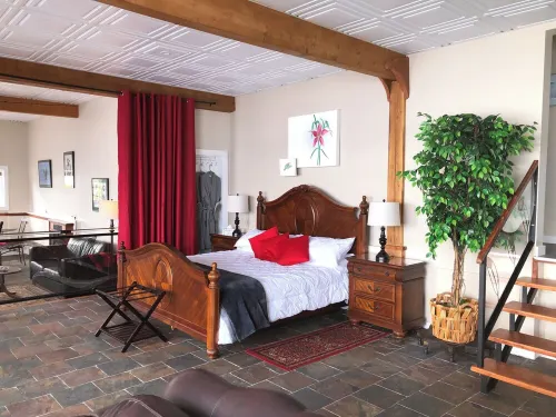 Amazing Views, Private, Spacious, Waterfront with Fire Table, Luxury Furniture.