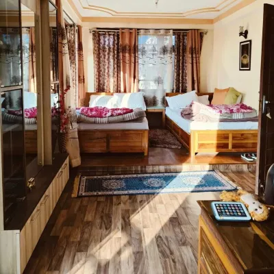 "StayWithUs: Your Comfort, Our Priority