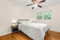 Spacious 4-bedroom house with Fenced-In backyard near UNC and Chapel Hill Hotels in Carrboro