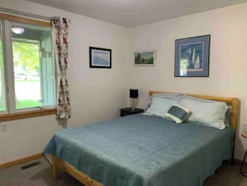 New 2 BR condo & private courtyard. CLEAN. Modern Kitchen. Walk/bike to town. Hotels in Douglas