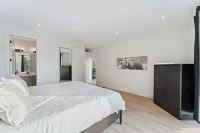 Modern Muskoka River Retreat