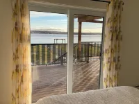 Beautiful Waterfront Retreat