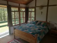 Beautiful 4-bedroom country house in the forest! Wi-Fi, 1.7 acre land Hotels in Sutatausa