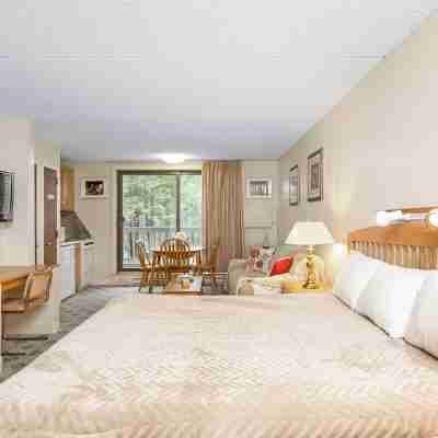 Cozy 2-bedroom condo in welcoming Cambridge with WiFi, AC Rooms
