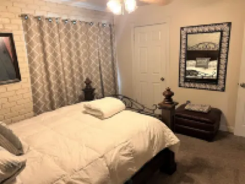 Cozy Place Downtown by the River Center minutes to LSU. Free Parking/Wifi