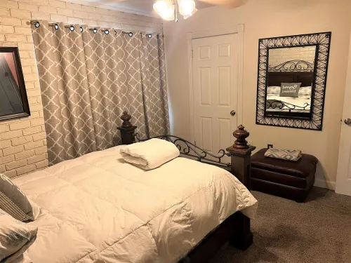 Cozy Place Downtown by the River Center minutes to LSU. Free Parking/Wifi