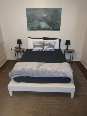 A Happy Place! 1-bedroom apartment in lovely Alexandria with private parking