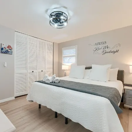 720 ft to beach, 2 BR 2 BA, Pool, Beach Gear, Deck, BBQ, W/D, sleeps 6.