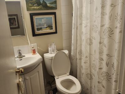 East Hamilton, close to stores, park, and downtown!