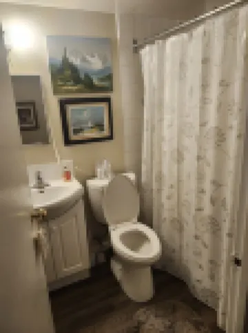 East Hamilton, close to stores, park, and downtown!