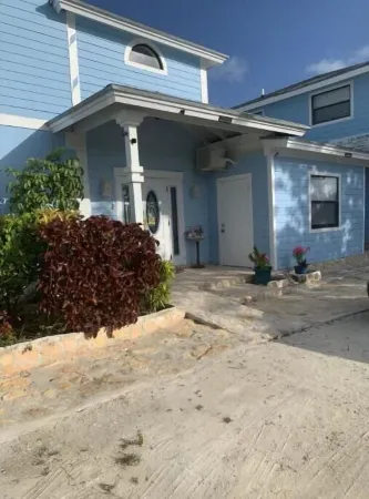 Cozy 2-bedroom apartment few feet from ocean, pool, AC, wireless internet Отели в г. Michelson