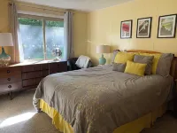 Cozy, Stylish 3-Bedroom Mid-Century Chalet in Pocono Pines' Lake Naomi - homestay