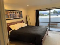 Spacious Coastal Bach | Hot Tub| Pizza Oven | Perfect for Families & Groups - 무료 와이파이